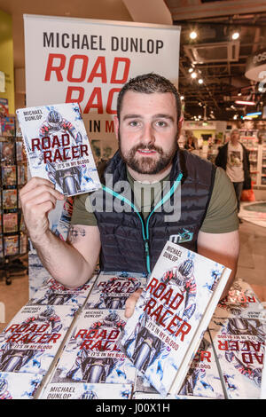 Belfast, Irlande du Nord. 08 Apr 2017 - Moto Racer Michael Dunlop signe des copies de son nouveau livre 'Road Racer : c'est dans mon sang' à motifs book shop. Banque D'Images