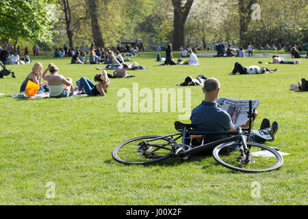 Londres, Royaume-Uni. 8Th apr 2017. Les gens profitent du soleil sur une journée très chaude d'avril à St James's Park Crédit : Radek Bayek/Alamy Live News Banque D'Images