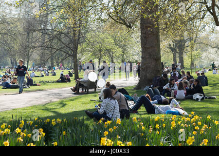 Londres, Royaume-Uni. 8Th apr 2017. Les gens profitent du soleil sur une journée très chaude d'avril à St James's Park Crédit : Radek Bayek/Alamy Live News Banque D'Images