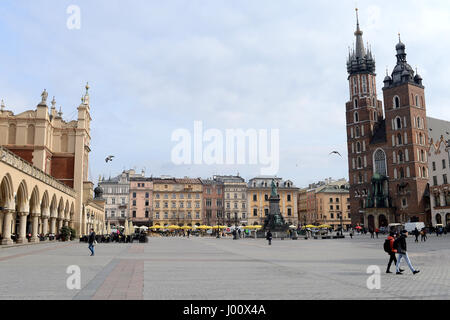 21 mars 2017 - Oswiecim, Pologne - 20170321 - La Halle aux Draps, à gauche, et Saint Mary's Basilica flanquent la place principale de Cracovie, Pologne. (Crédit Image : © Chuck Myers via Zuma sur le fil) Banque D'Images