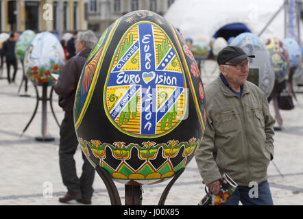 Kiev, Ukraine. 8Th apr 2017. Un homme passe devant un gigantesque oeuf peint lecture Concours Eurovision de la chanson, au cours de la ''oeufs de Pâques festival'' à Sophia Square à Kiev, Ukraine, le 08 mars 2017.Le concours se compose de deux demi-finales qui auront lieu le 9 et 11 mai et une grande finale qui aura lieu au Centre international des expositions de Kiev, le 13 mai. Crédit : Serg Glovny/ZUMA/Alamy Fil Live News Banque D'Images