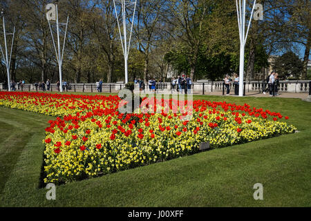 Les gens profiter du beau printemps de Green Park, Londres, Angleterre, Royaume-Uni, UK Banque D'Images
