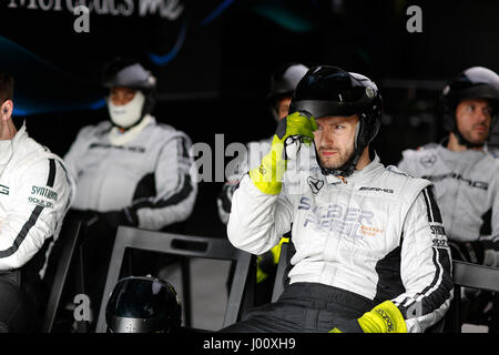 DTM 2017 Testfahrten, Hockenheim, im Bild Mercedes Mechaniker Warten auf den Boxenstop Photo : Cronos/Hasan Bratic Banque D'Images