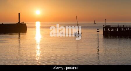 Un yacht de retour au port après promenade croisière autour de la Baie de Cardigan. Crédit : Ian Jones/Alamy Live News Banque D'Images