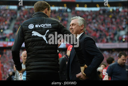 Munich, Allemagne. 8Th apr 2017. L'entraîneur Carlo Ancelotti de Munich (r) et l'entraîneur Thomas Tuchel Dortmund saluent avant de la Bundesliga match de football entre le Bayern Munich et le Borussia Dortmund à l'Allianz Arena de Munich, Allemagne, le 8 avril 2017. Photo : Andreas Gebert/dpa/Alamy Live News Banque D'Images