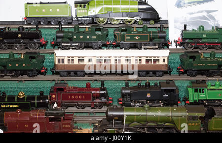 Brentwood, Essex, 8 avril 2017. Les visiteurs du train dans un grand salon du jouet Crédit : Ian Davidson/Alamy Live News Banque D'Images