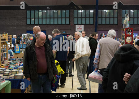 Brentwood, Essex, 8 avril 2017. visiteurs à un grand salon du jouet Crédit : Ian Davidson/Alamy Live News Banque D'Images