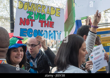 Londres, Royaume-Uni. Samedi 8 Avril 2017. Les Africains du sud de protestation devant la Commission d'Afrique du Sud à Londres en défense de la démocratie et de l'Afrique du Sud demandent la suppression du Président Zuma. Le dire qu'il a menacé notre économie en tirant le ministre des Finances, Pravin Gordhan et son adjoint, Mcebisi Jonas sur la force d'un étrange et apparemment last minute "rapport de sécurité". Peter Marshall Alamy Live News Banque D'Images