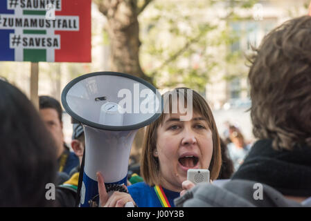 Londres, Royaume-Uni. Samedi 8 Avril 2017. Les Africains du sud de protestation devant la Commission d'Afrique du Sud à Londres en défense de la démocratie et de l'Afrique du Sud demandent la suppression du Président Zuma. Le dire qu'il a menacé notre économie en tirant le ministre des Finances, Pravin Gordhan et son adjoint, Mcebisi Jonas sur la force d'un étrange et apparemment last minute "rapport de sécurité". Peter Marshall Alamy Live News Banque D'Images