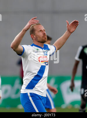 BUDAPEST, HONGRIE - le 8 avril : Sandor Torghelle de MTK Budapest rejette la décision de l'arbitre au cours de la Banque Hongroise OTP Liga match entre MTK Budapest et Mezokovesd Zsory Nandor Hidegkuti FC au Stadium le 8 avril 2017 à Budapest, Hongrie. Banque D'Images