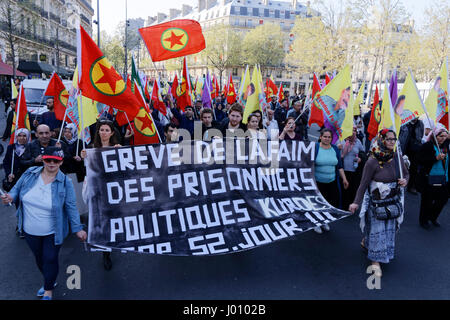 Paris, France. 8 avril, 2017. Manifestation de solidarité avec les prisonniers politiques en grève de la faim en Turquie. Credit : Bernard Menigault/Alamy Live News Banque D'Images