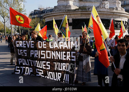 Paris, France. 8 avril, 2017. Manifestation de solidarité avec les prisonniers politiques en grève de la faim en Turquie. Credit : Bernard Menigault/Alamy Live News Banque D'Images