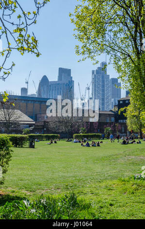 Tower Hamlets, Londres, Royaume-Uni. 7 avril, 2017. Météo France : Les personnes bénéficiant du beau temps dans la région de Allen Gardens à Londres. Matthieu Ashmore/Alamy Live News Banque D'Images