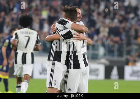 Turin, Italie. Le 08 Avr, 2017. Gonzalo Higuain (à gauche) et Paulo Dybala (à droite) célébrer après avoir marqué 1-0 au cours de la serie d'un match de football entre la Juventus et l'AC Chievo Verona au Juventus Stadium on April 08, 2017 à Turin, Italie. Le résultat final du match est 2-0. Credit : Massimiliano Ferraro/Alamy Live News Banque D'Images