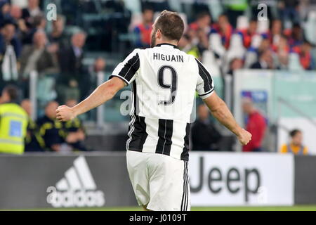 Turin, Italie. Le 08 Avr, 2017. Gonzalo Higuain célèbre le vingtième but avec la Juventus dans la saison 2016/17 au cours de la série d'un match de football entre la Juventus et l'AC Chievo Verona au Juventus Stadium on April 08, 2017 à Turin, Italie. Le résultat final du match est 2-0. Credit : Massimiliano Ferraro/Alamy Live News Banque D'Images