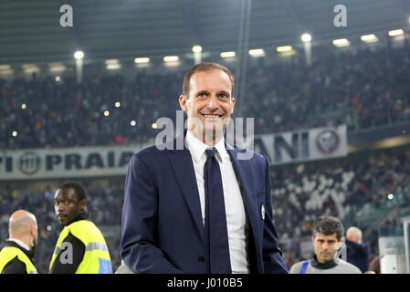 Turin, Italie. Le 08 Avr, 2017. Massimiliano Allegri, l'entraîneur en chef de la Juventus FC, avant la série d'un match de football entre la Juventus et l'AC Chievo Verona au Juventus Stadium on April 08, 2017 à Turin, Italie. Le résultat final du match est 2-0. Credit : Massimiliano Ferraro/Alamy Live News Banque D'Images