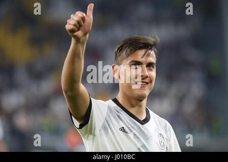 Turin, Italie. Le 08 Avr, 2017. Paulo Dybala (Juventus) avant la série d'un match de football entre la Juventus et l'AC Chievo Verona au Juventus Stadium on April 08, 2017 à Turin, Italie. Le résultat final du match est 2-0. Credit : Massimiliano Ferraro/Alamy Live News Banque D'Images