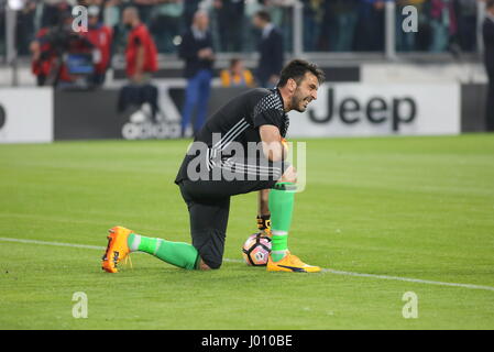 Turin, Italie. Le 08 Avr, 2017. Gianluigi Buffon (Juventus) avant la série d'un match de football entre la Juventus et l'AC Chievo Verona au Juventus Stadium on April 08, 2017 à Turin, Italie. Le résultat final du match est 2-0. Credit : Massimiliano Ferraro/Alamy Live News Banque D'Images