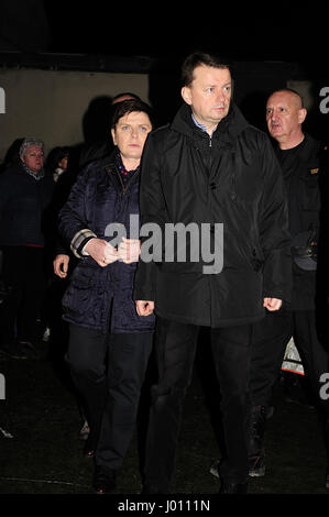 Swiebodzice, Pologne. 8 avril, 2017. Explosion de gaz dans une maison. Six personnes sont mortes, dont deux enfants. Premier ministre Beata Szydlo et ministre de l'Intérieur Mariusz Blaszczak sur les lieux de la tragédie. Credit : Kazimierz Jurewicz/Alamy Live News Banque D'Images