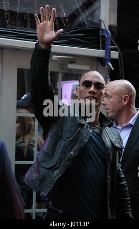 New York, NY, USA. 8Th apr 2017. Dwayne 'The Rock' Johnson arrive à 'Le sort des furieux' premiere à New York, New York le 8 avril 2017. Rainmaker : Crédit Photo/media/Alamy Punch Live News Banque D'Images