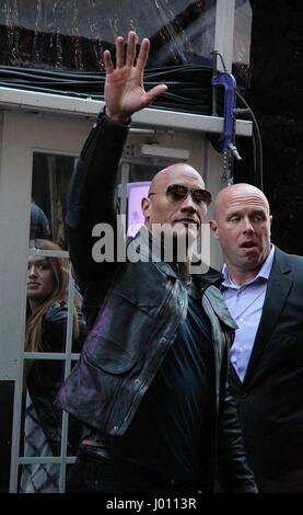 New York, NY, USA. 8Th apr 2017. Dwayne 'The Rock' Johnson arrive à 'Le sort des furieux' premiere à New York, New York le 8 avril 2017. Rainmaker : Crédit Photo/media/Alamy Punch Live News Banque D'Images