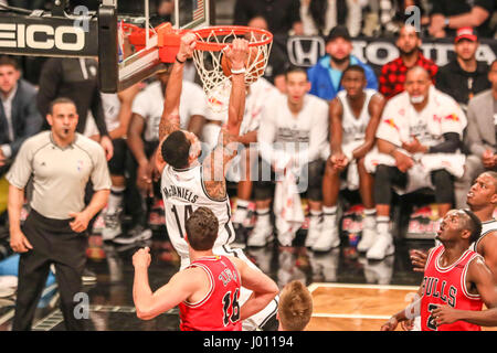 New York, États-Unis. Le 08 Avr, 2017. NEW YORK, USA - 8 avril : Paul Zipser des Chicago Bulls contre McDaniels de Brooklyn nets au cours de la partie au Barclays Center de Brooklyn, New York le 8 avril 2017 (Photo : William Volcov Brésil Photo Presse) Credit : Brésil Photo Presse/Alamy Live News Banque D'Images