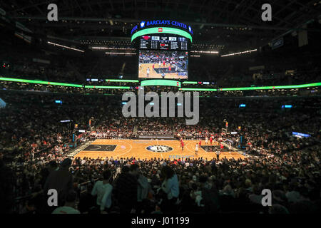 New York, États-Unis. Le 08 Avr, 2017. NEW YORK, USA - 8 avril : Vue de la Barclays Center où le match entre Brooklyn nets et les Chicago Bulls se déroule à Brooklyn, New York le 8 avril 2017 (Photo : William Volcov Brésil Photo Presse) Credit : Brésil Photo Presse/Alamy Live News Banque D'Images