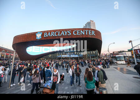 New York, États-Unis. Le 08 Avr, 2017. NEW YORK, USA - 8 avril : Vue de la Barclays Center où le match entre Brooklyn nets et les Chicago Bulls se déroule à Brooklyn, New York le 8 avril 2017 (Photo : William Volcov Brésil Photo Presse) Credit : Brésil Photo Presse/Alamy Live News Banque D'Images