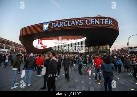 New York, États-Unis. Le 08 Avr, 2017. NEW YORK, USA - 8 avril : Vue de la Barclays Center où le match entre Brooklyn nets et les Chicago Bulls se déroule à Brooklyn, New York le 8 avril 2017 (Photo : William Volcov Brésil Photo Presse) Credit : Brésil Photo Presse/Alamy Live News Banque D'Images