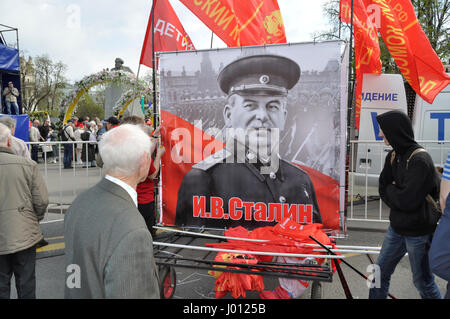 Portraits de dirigeants communistes sont indiqués à l'ouvrier communiste russe démonstration pendant un jour du printemps et du travail. Banque D'Images