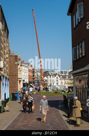 Travaux en cours avec une très grande grue, à l'incendie du site endommagé Le Royal Clarence Hotel entrez en centre-ville, centre. Banque D'Images