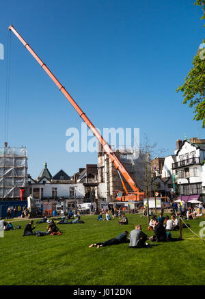 Travaux en cours avec une très grande grue, à l'incendie du site endommagé Le Royal Clarence Hotel et d'autres bâtiments en centre-ville d'Exeter, centre. Banque D'Images