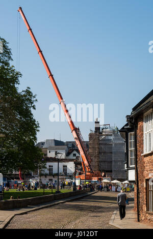 Travaux en cours avec une très grande grue, à l'incendie site endommagé Banque D'Images