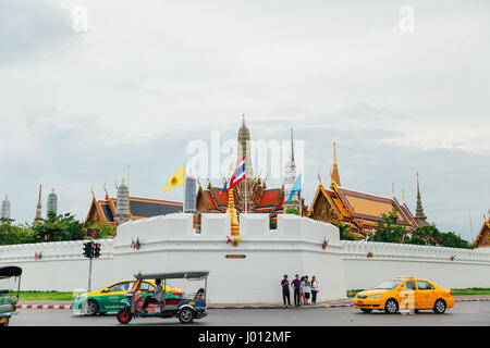 Bangkok, Thaïlande - 11 septembre 2016 : Les piétons attendre le feu vert sur la route avant le Grand Palais le 11 septembre 2016 à Bangkok, Thaïlande Banque D'Images