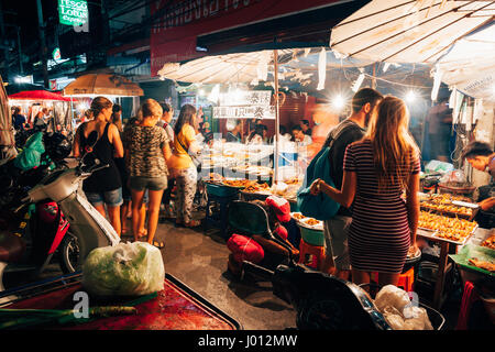 Chiang Mai, Thaïlande - 27 août 2016 : les touristes choisissent des aliments au marché du samedi soir le 27 août 2016 à Chiang Mai, Thaïlande. Banque D'Images