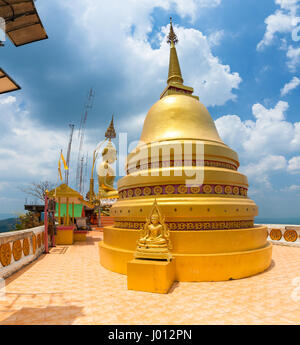 Krabi, Thaïlande - 10 Avril 2016 : The Chedi doré sur le haut de Tiger Cave Temple le 10 avril 2016 à Krabi, Thaïlande Banque D'Images