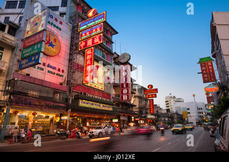 Bangkok, Thaïlande - 24 Avril 2016 : vue du coucher de soleil d'allumé Yaowarat road dans le quartier chinois le 24 avril 2016 à Bangkok, Thaïlande. Banque D'Images