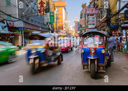 Bangkok, Thaïlande - 24 Avril 2016 : Tuk-tuk taxi stationné près de la rue du marché dans le quartier chinois le 24 avril 2016 à Bangkok, Thaïlande. Banque D'Images