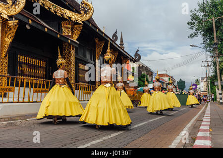 Chiang Mai, Thaïlande - 24 août 2016 : jeunes filles en costumes festival parade près de l'ancien temple le 24 août 2016 à Chiang Mai, Thaïlande. Banque D'Images