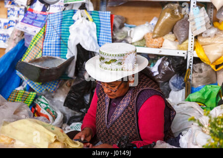 Vieille Femme locale exposant marché traditionnel avec brodé vert chapeau avec rosette, Chivay, la vallée de Colca, Caylloma province, région d'Arequipa, Pérou Banque D'Images