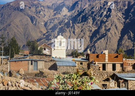 Village et clocher de l'église près de la Croix du Condor (Cruz del Condor, El Mirador), dans le Canyon de Colca, Caylloma Province, Région d'Arequipa, Pérou Banque D'Images