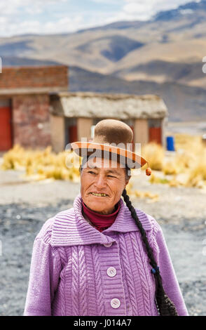 Femme péruvienne autochtone locale portant un style local inhabituel de hat, Lake District Puno Lagunillas, Lampa Province, près de l'Altiplano, Canyon de Colca, Pérou Banque D'Images