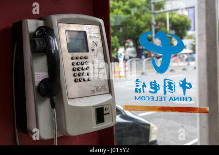 La Chine, Shanghai. Cabine téléphonique, China Telecom. Banque D'Images