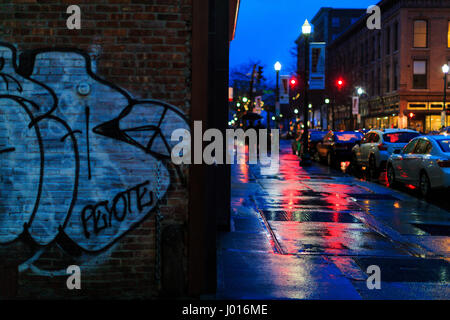 Troy NY est une ville éclectique, artsy et participe à un open house art vendredi soir. De nombreux magasins, bars et galeries sont ouvertes. Cette nuit a été r Banque D'Images