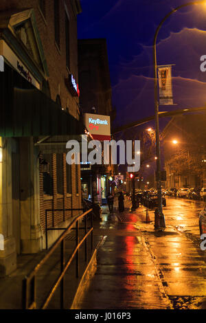 Troy NY est une ville éclectique, artsy et participe à un open house art vendredi soir. De nombreux magasins, bars et galeries sont ouvertes. Cette nuit a été r Banque D'Images