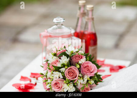 Bouquet de mariée délicate sur la table à côté de la limonade rouge . Décorations de mariage Banque D'Images