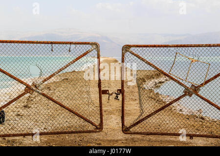 Enregistrer Télécharger Aperçu Mer Morte - Israël, certains endroits sont fermées parce qu'il n'y a pas assez d'eau Banque D'Images