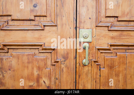 La texture d'une vieille porte en bois à Florence Banque D'Images