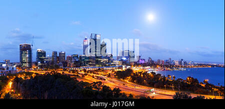 La ville de Perth, au crépuscule, en Australie Banque D'Images