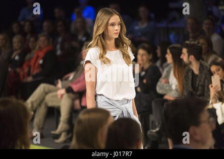 Les célébrités assistant à Tchibo Fashion-Show "Prêt pour le tapis vert" au centre de croisière, Hambourg Altona , avec vue : où : Hambourg, Allemagne Quand : 08 Mars 2017 Banque D'Images